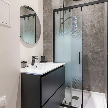 Charming - Air-conditioned And Terrace Apartmán