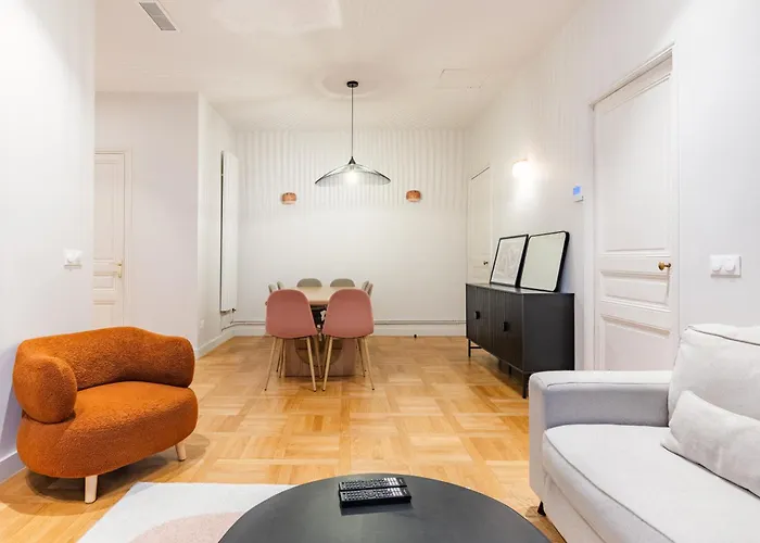 Appartement Charming - Air-conditioned And Terrace Parijs